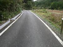 舗装され、白線がきれいにひかれている道路の写真