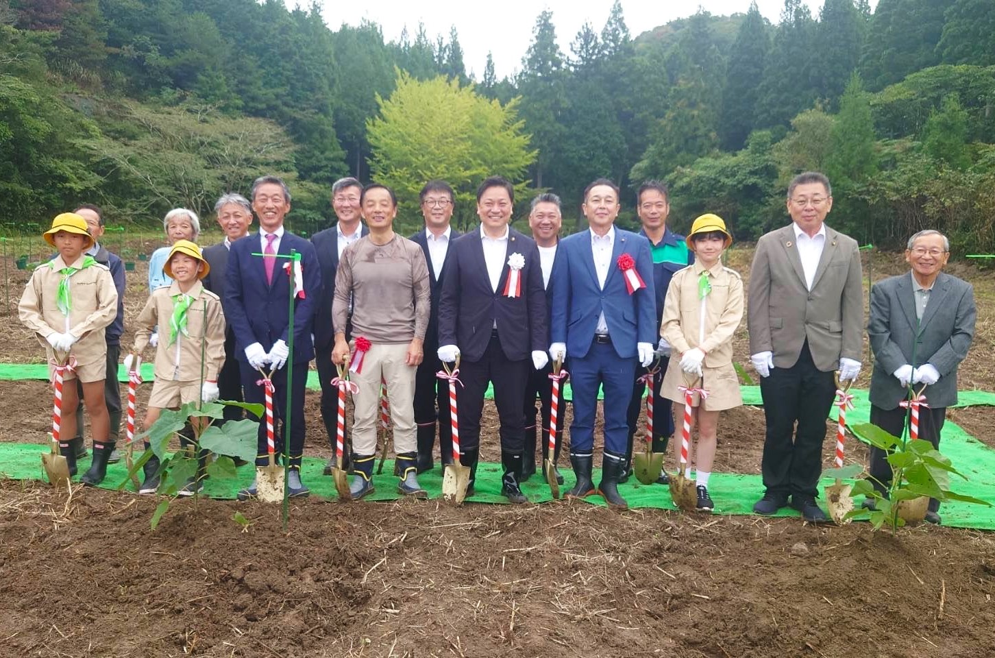 試験植樹式の記念撮影