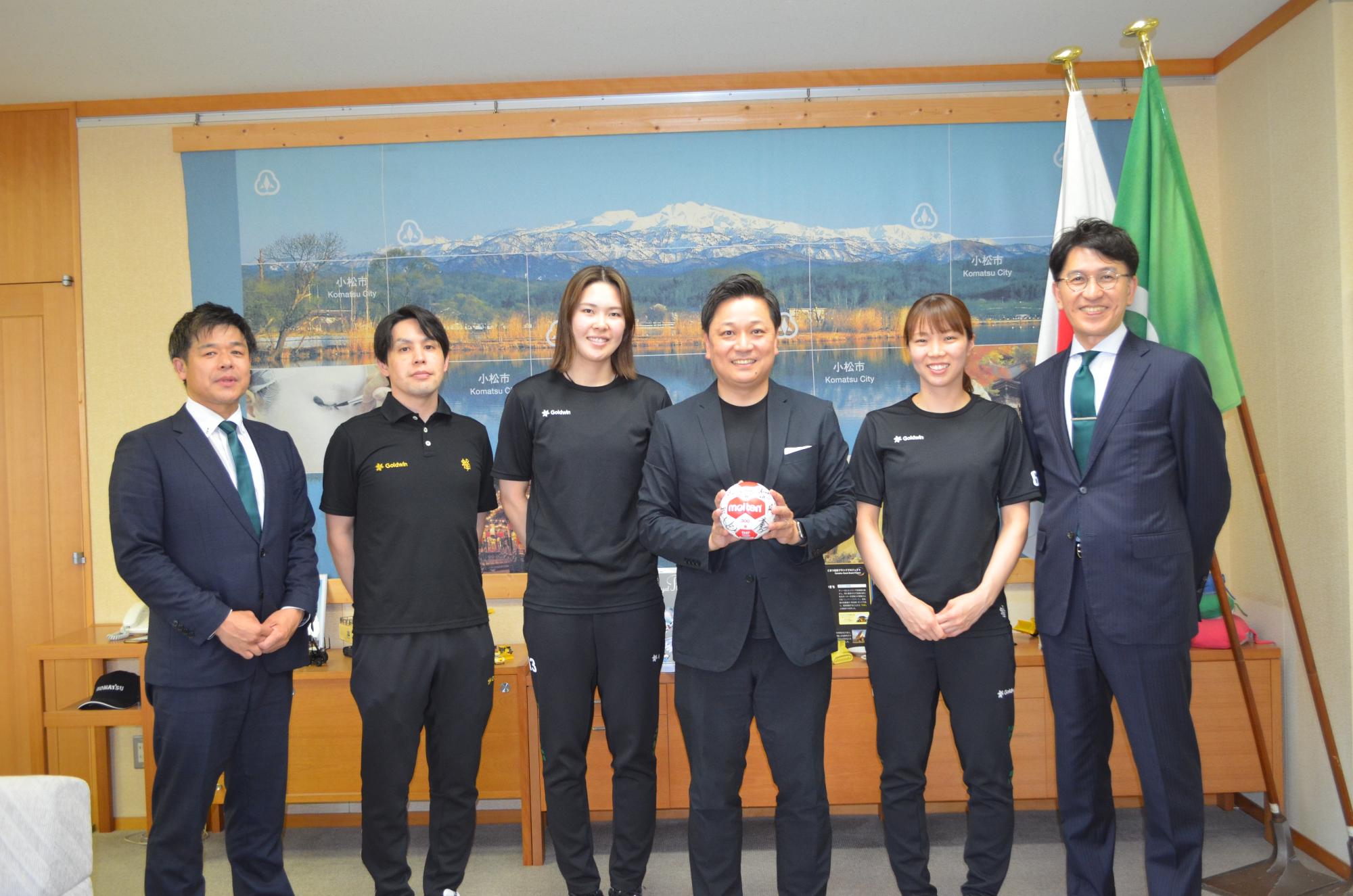北國ハニービー石川の選手・コーチらと市長の集合写真