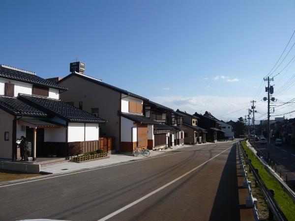 白壁で瓦屋根をもつ和モダンな住宅が立ち並ぶ大川やわらぎ街道の写真