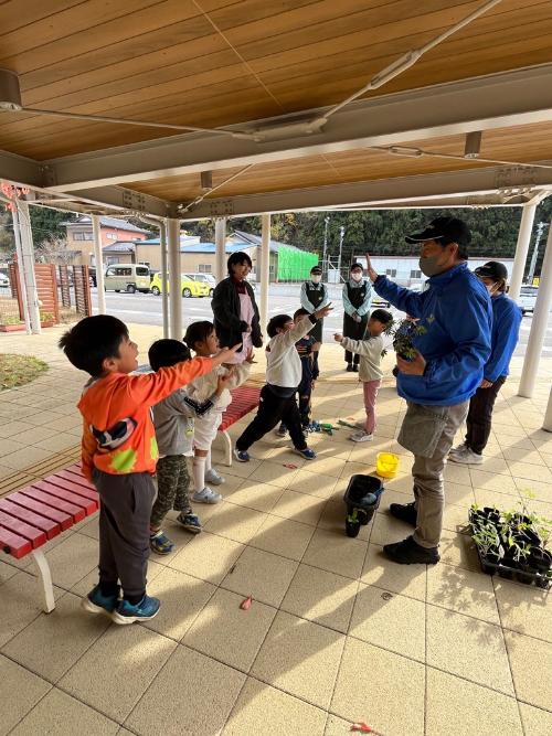 ジャンケンをする寺井先生と園児