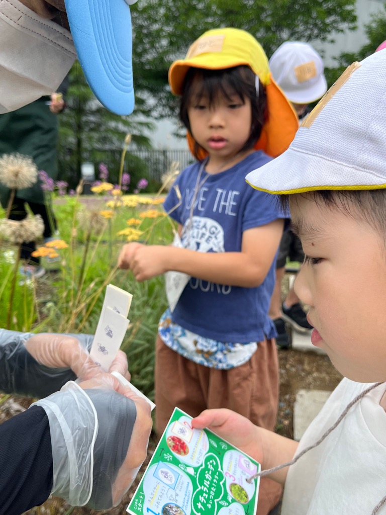 スタッフさんにシールを貼ってもらう園児