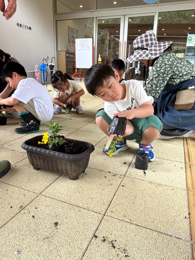苗を植える園児