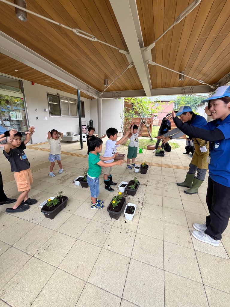 苗におまじないをかける園児