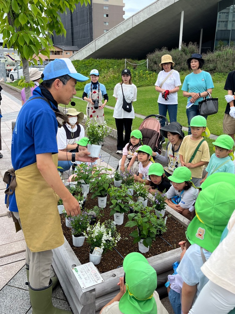 植え方の説明をする寺井先生
