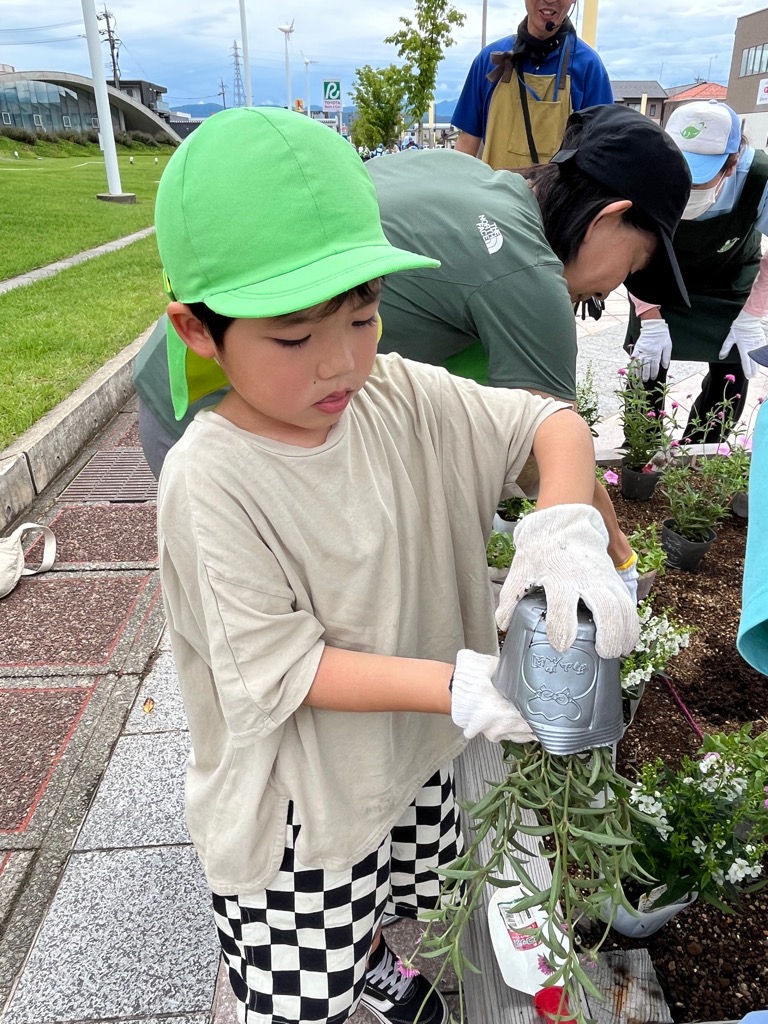 苗を植える園児