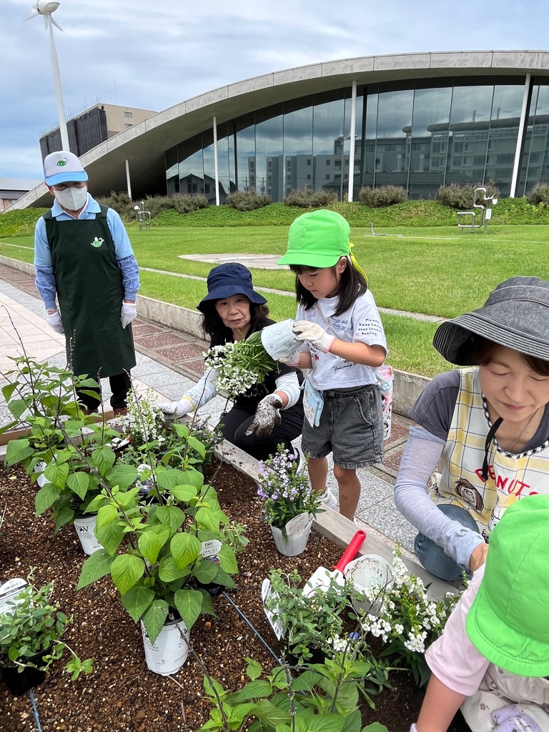 苗を植える園児