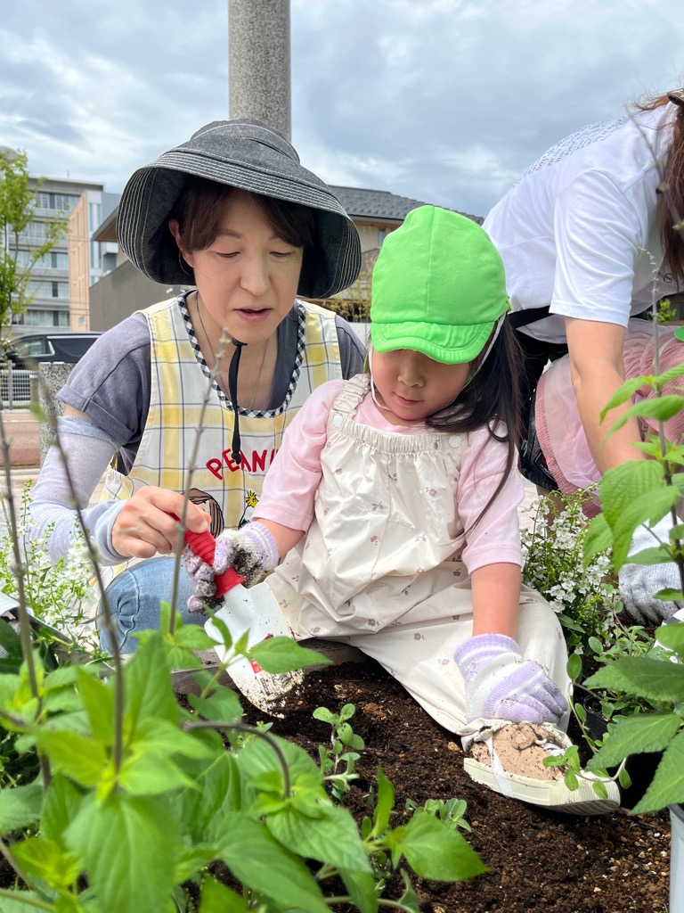 苗を植える園児