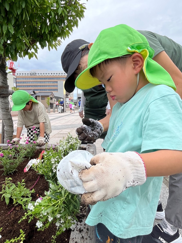 苗を植える園児