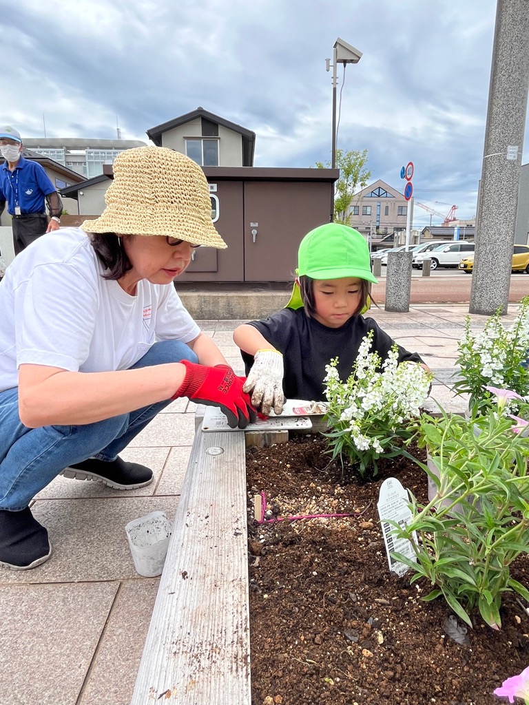 苗を植える園児