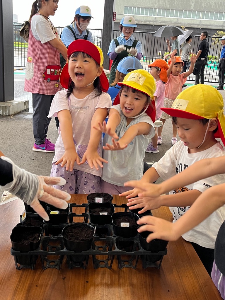 種におまじないをかける園児