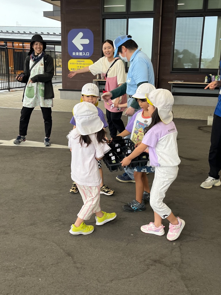 水場まで運ぶ園児
