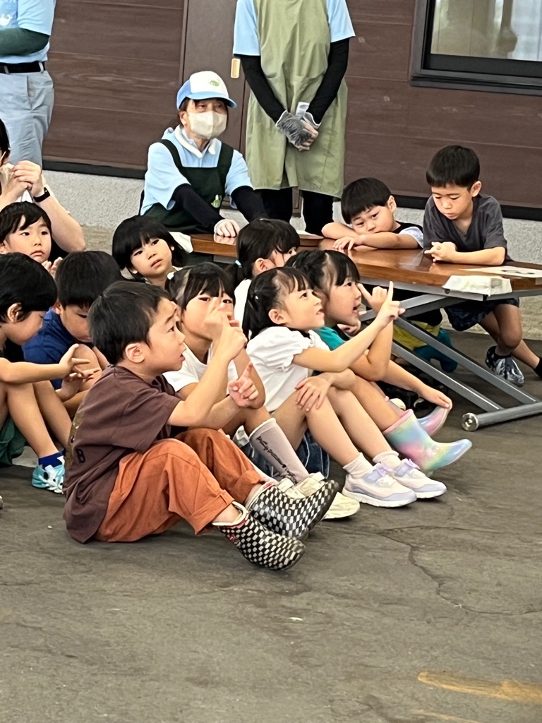 自分の指で確認する園児