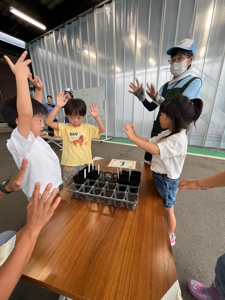 種におまじないをかける園児