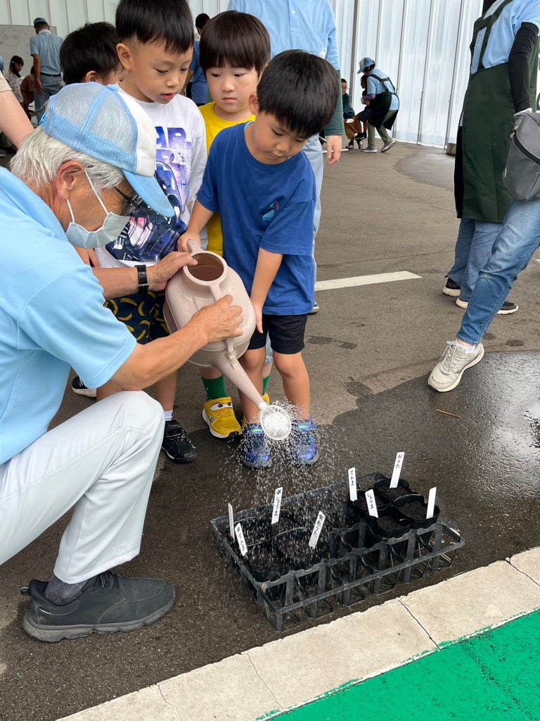 水をあげる園児