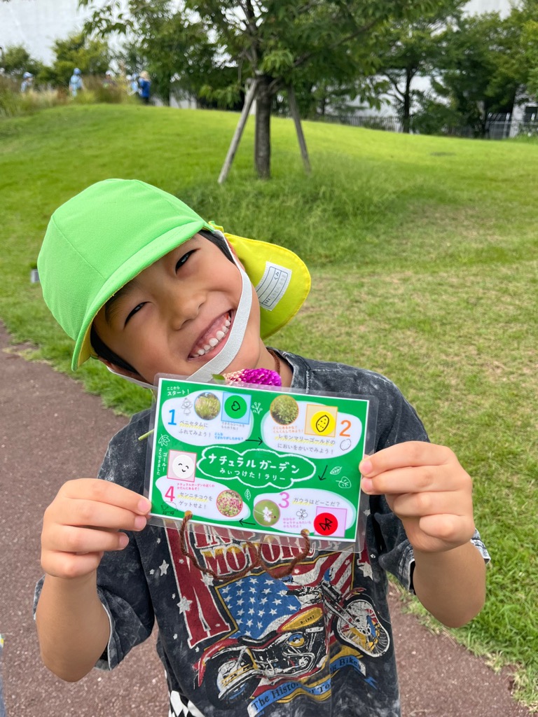 全ての花を見つけられて喜ぶ園児