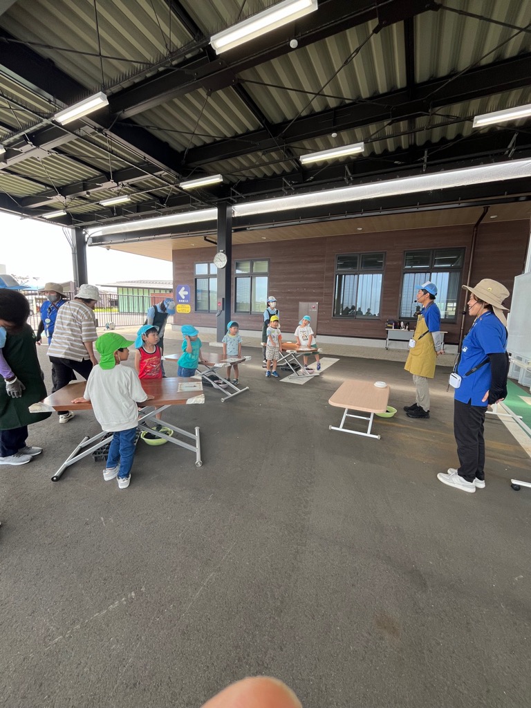 挨拶をする寺井先生と園児たち