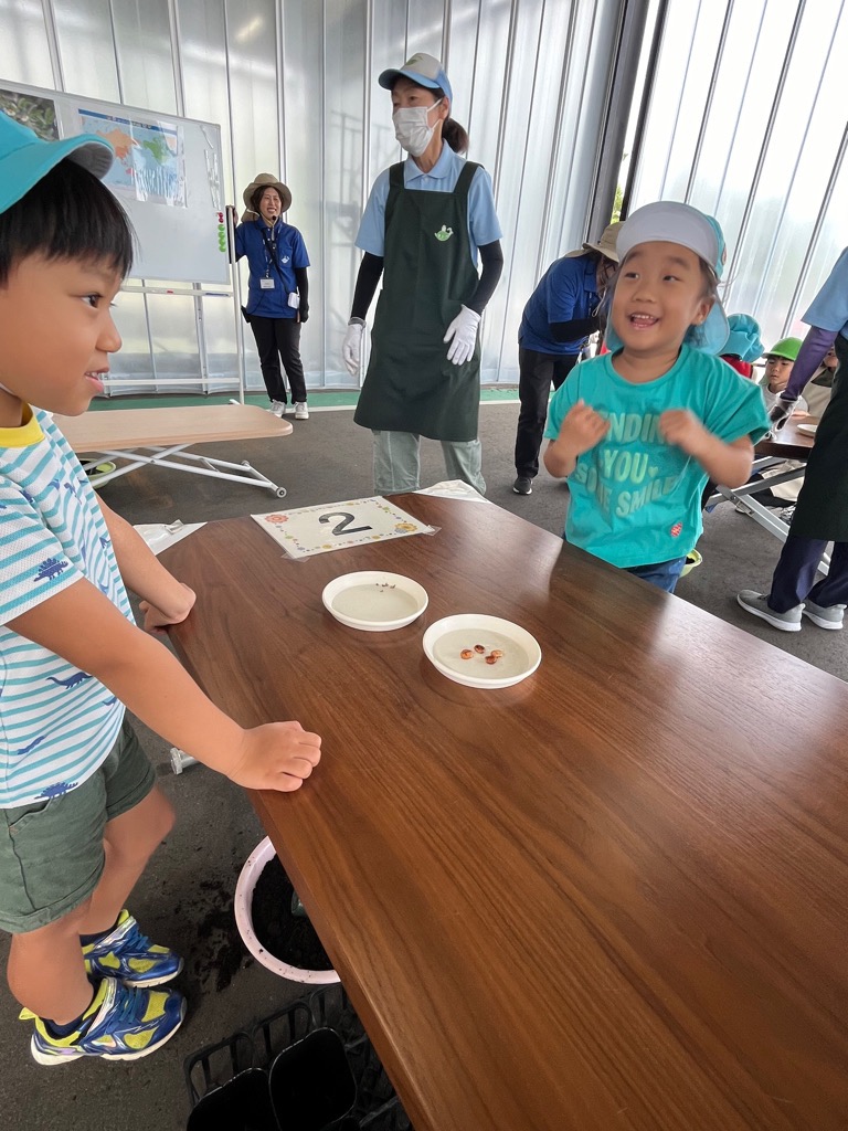 クイズに当たって大喜びする園児
