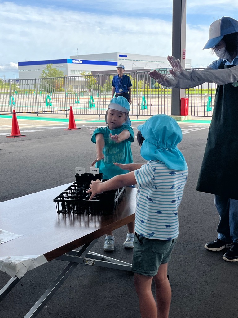 種におまじないをかける園児