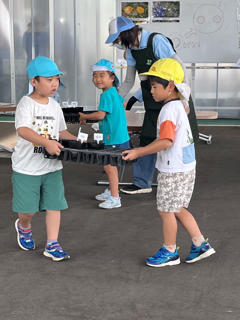 苗を水場まで運ぶ園児