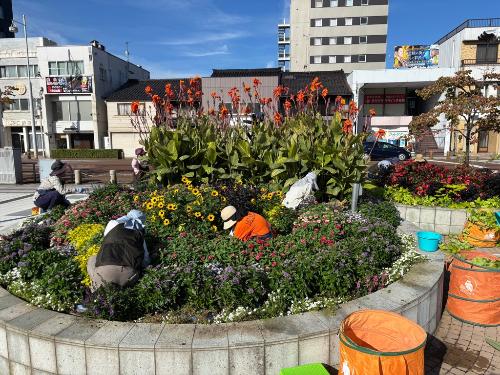 駅前花壇の作業をする花りすたさん