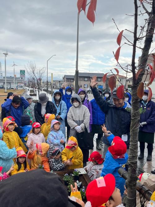 ジャンケンをするみんな