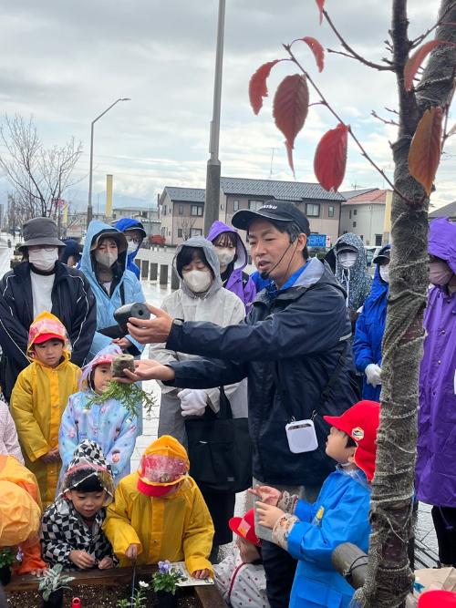 苗の植え方を説明する寺井先生