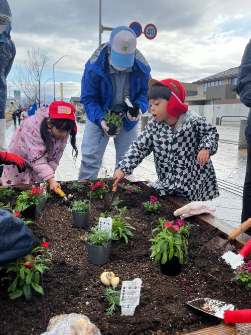 苗を植える園児