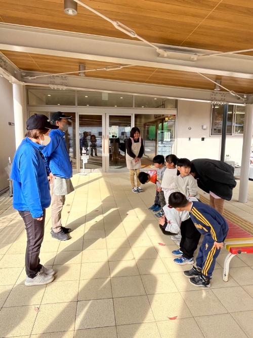 挨拶をする園児