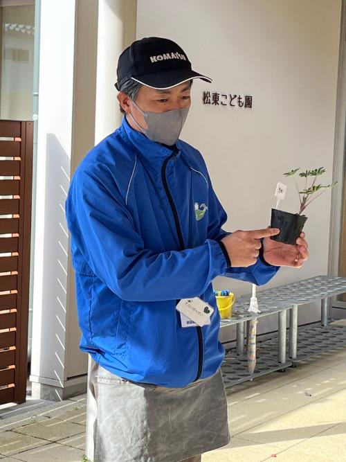 苗の植え方の説明をする寺井先生