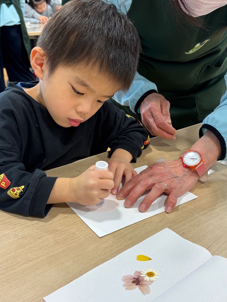 台紙に糊を塗る園児