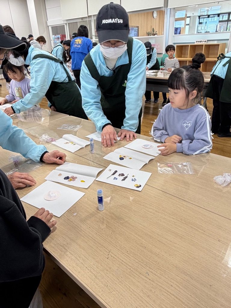 押し花を台紙に貼る園児