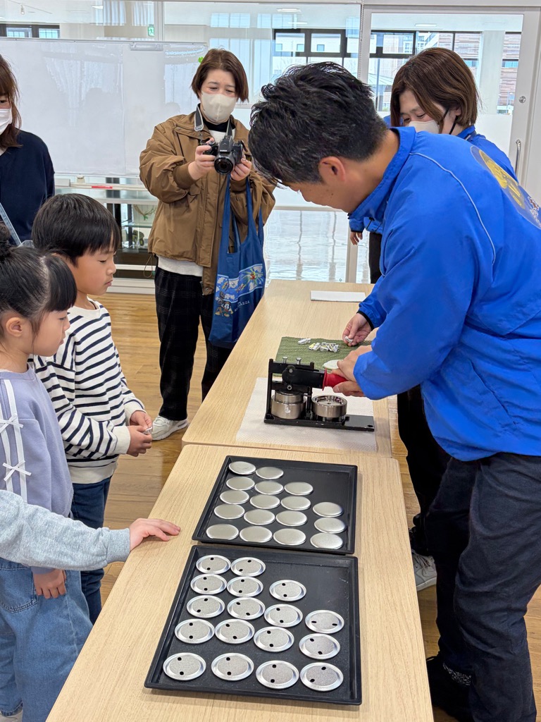 押し花を缶バッチにしてもらう園児