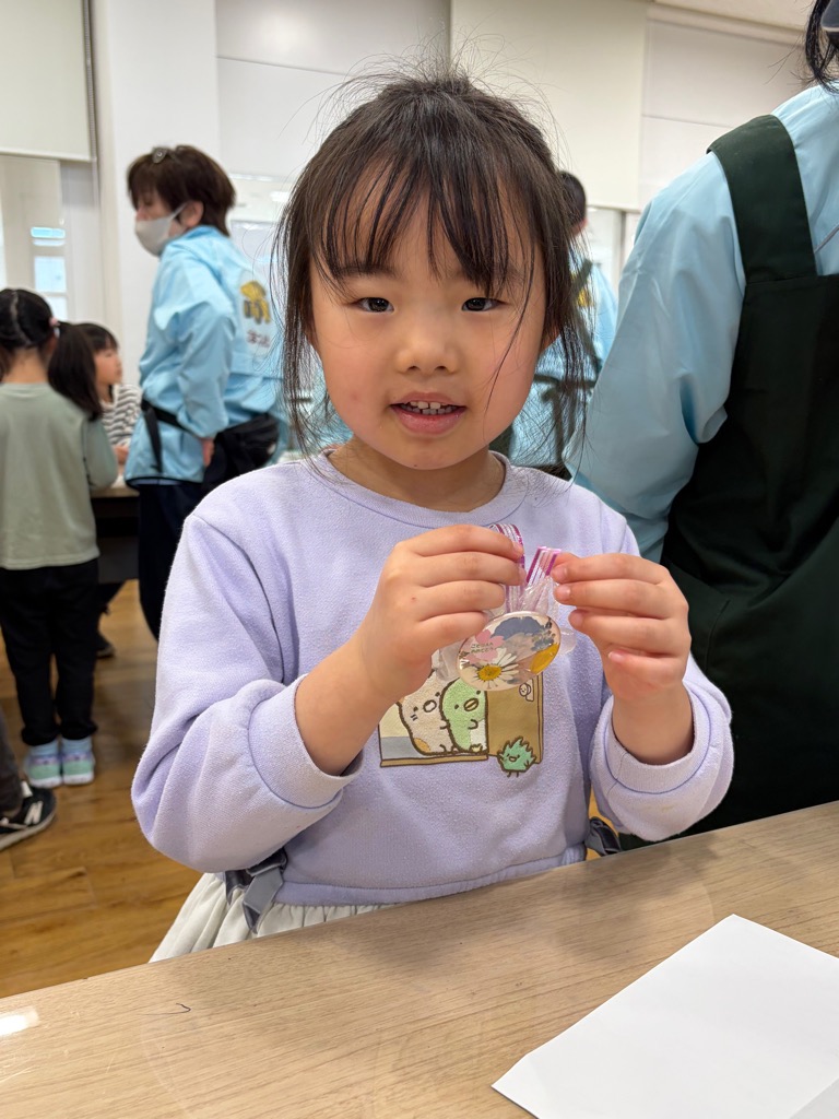 出来上がりを喜ぶ園児