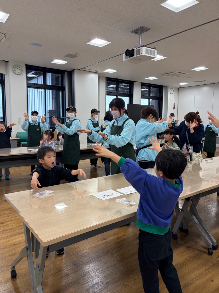 おまじないをする園児