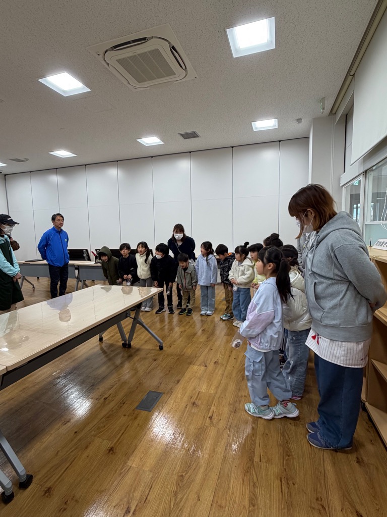 挨拶をする園児