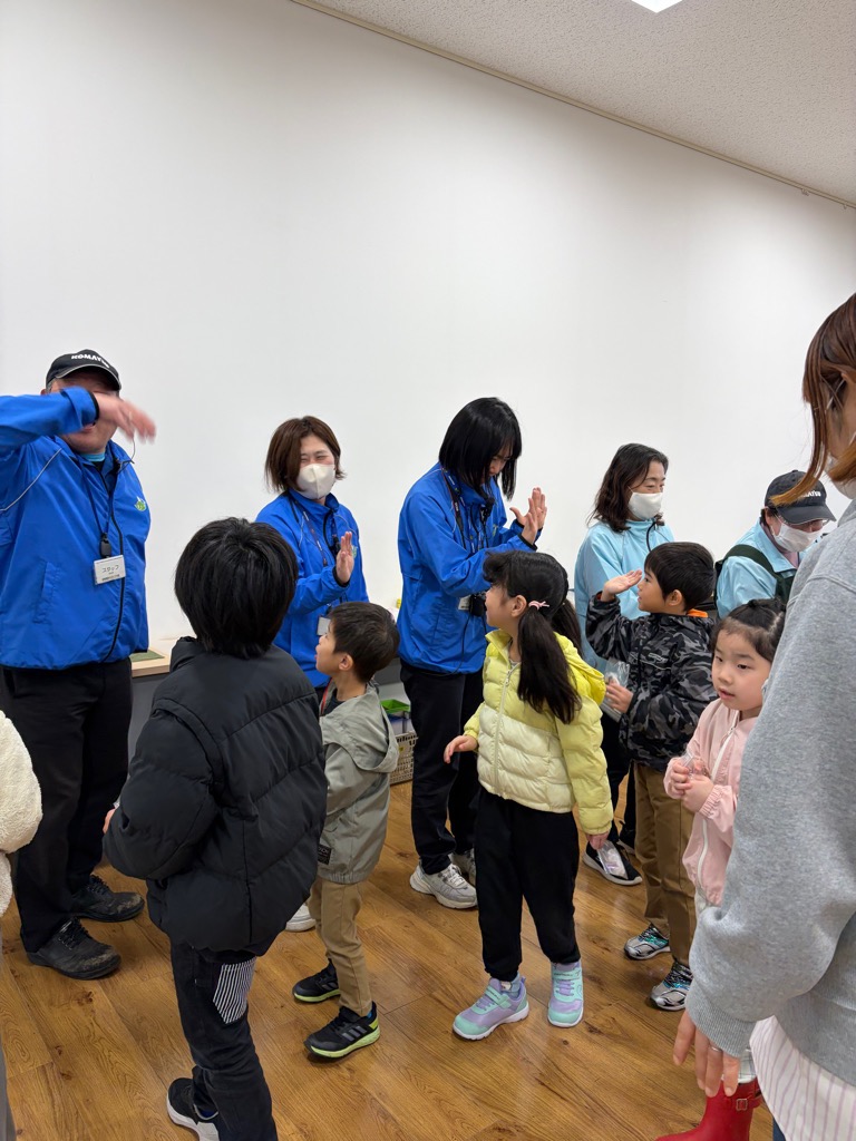 ハイタッチをする園児とスタッフ