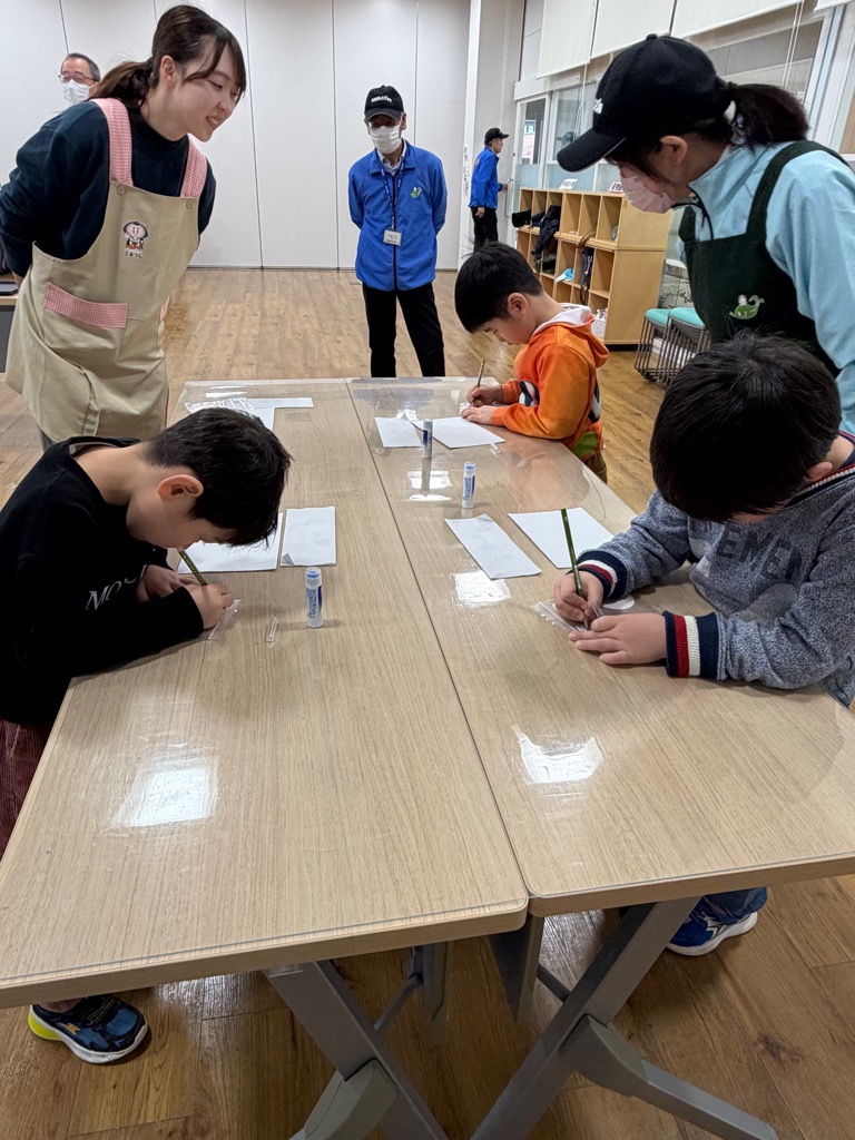 袋に名前を書く園児