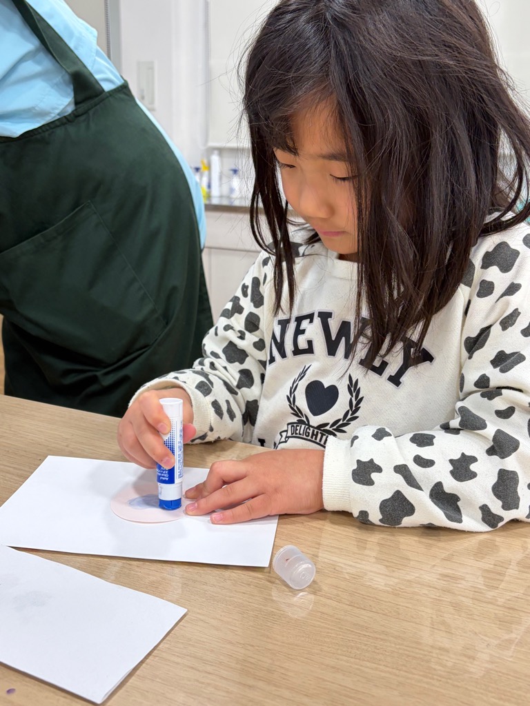 台紙に糊を塗る園児