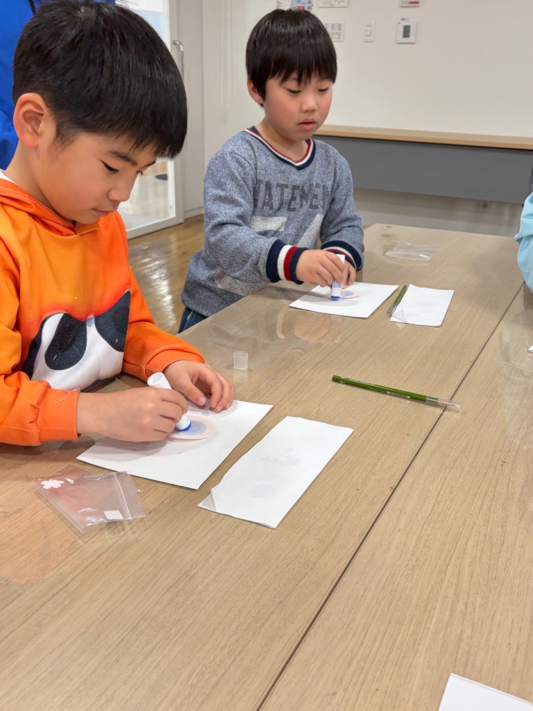 台紙に糊を塗る園児