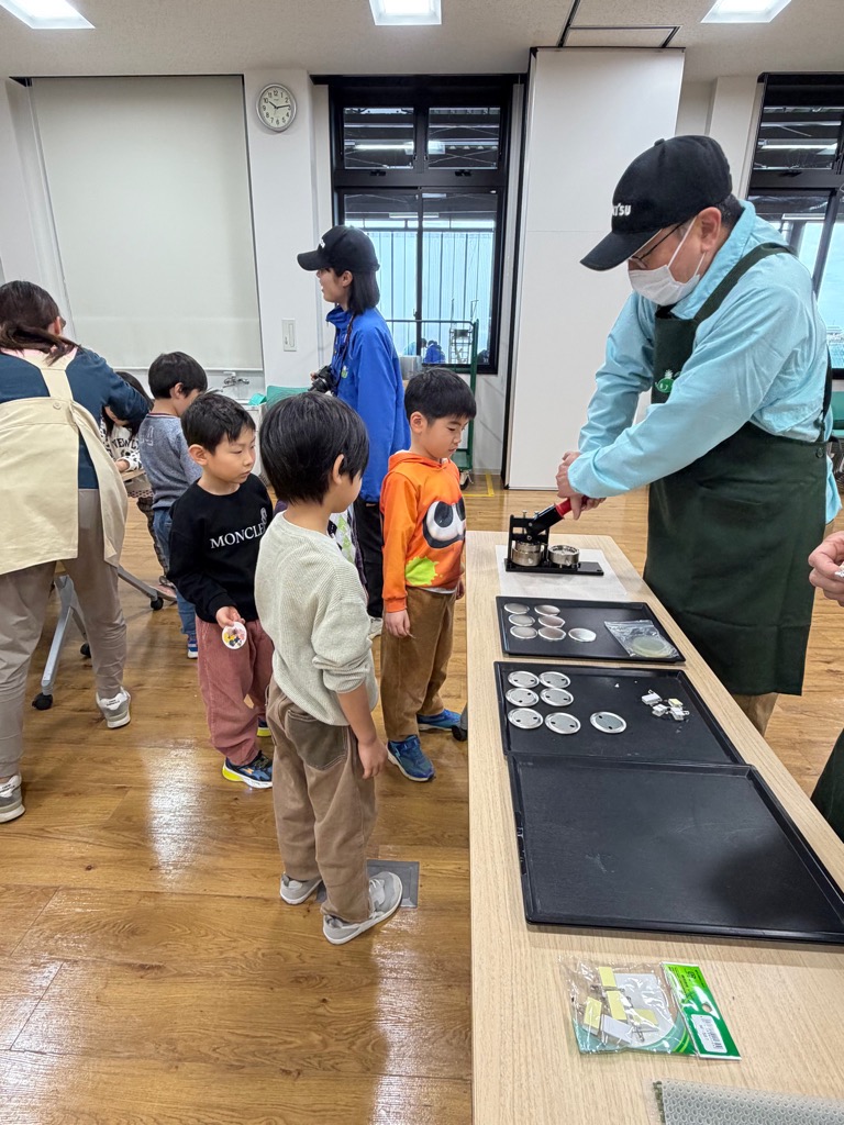 押し花を缶バッチにしてもらう園児