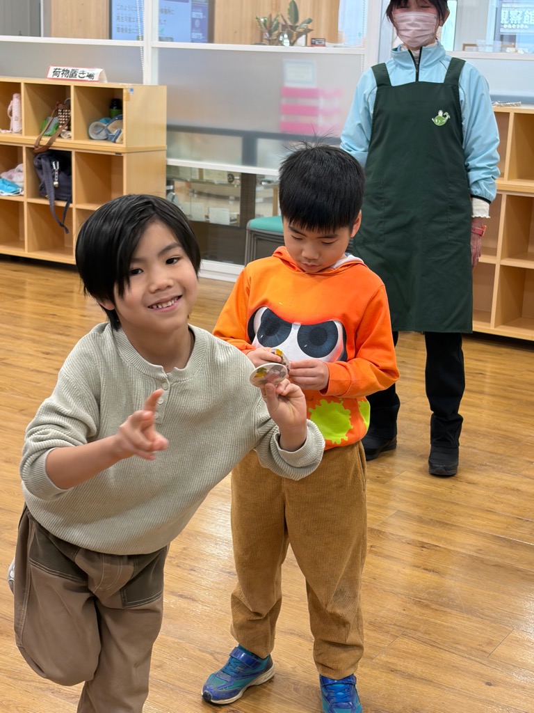 出来上がりを喜ぶ園児