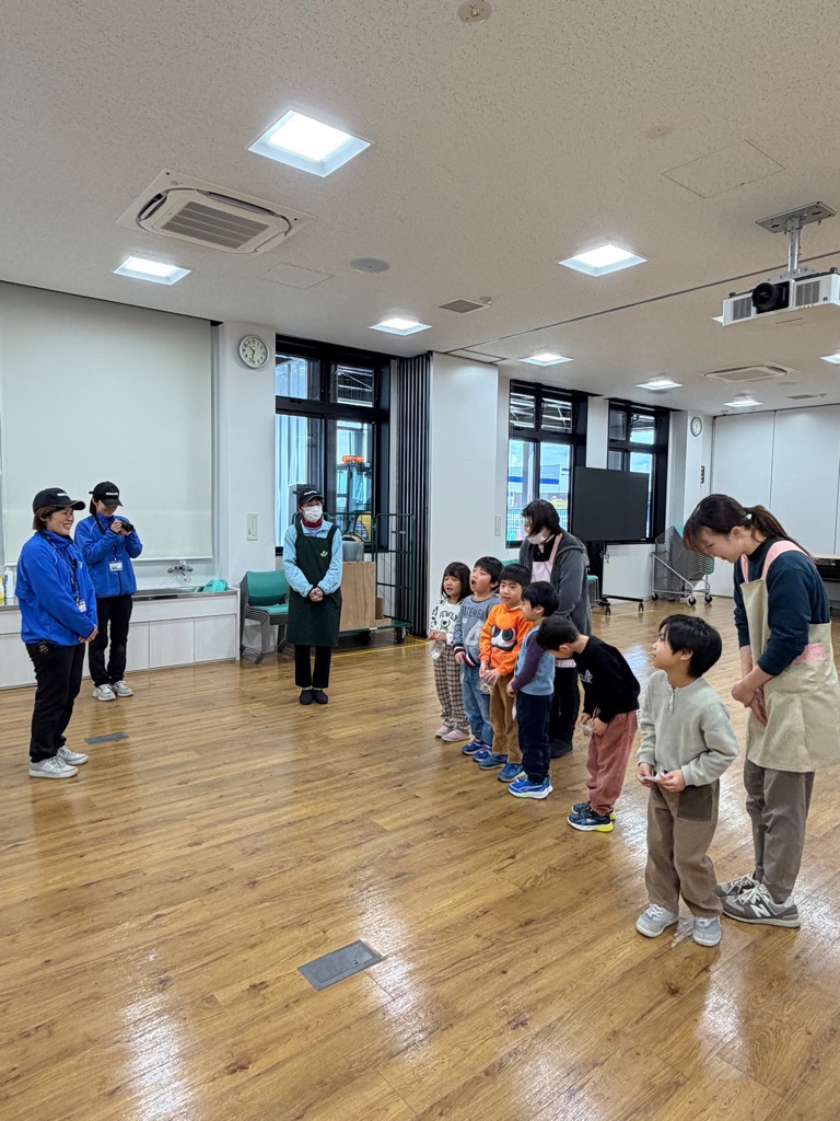 挨拶をする園児たち