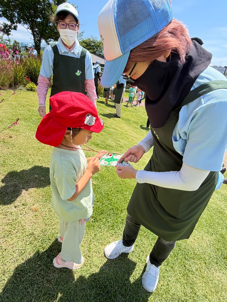 スタッフにシールをもらう園児