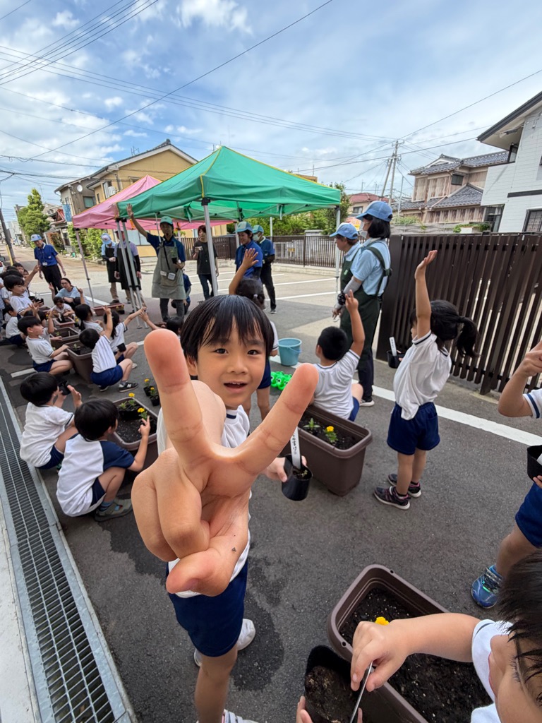 ジャンケンに勝って喜ぶ園児