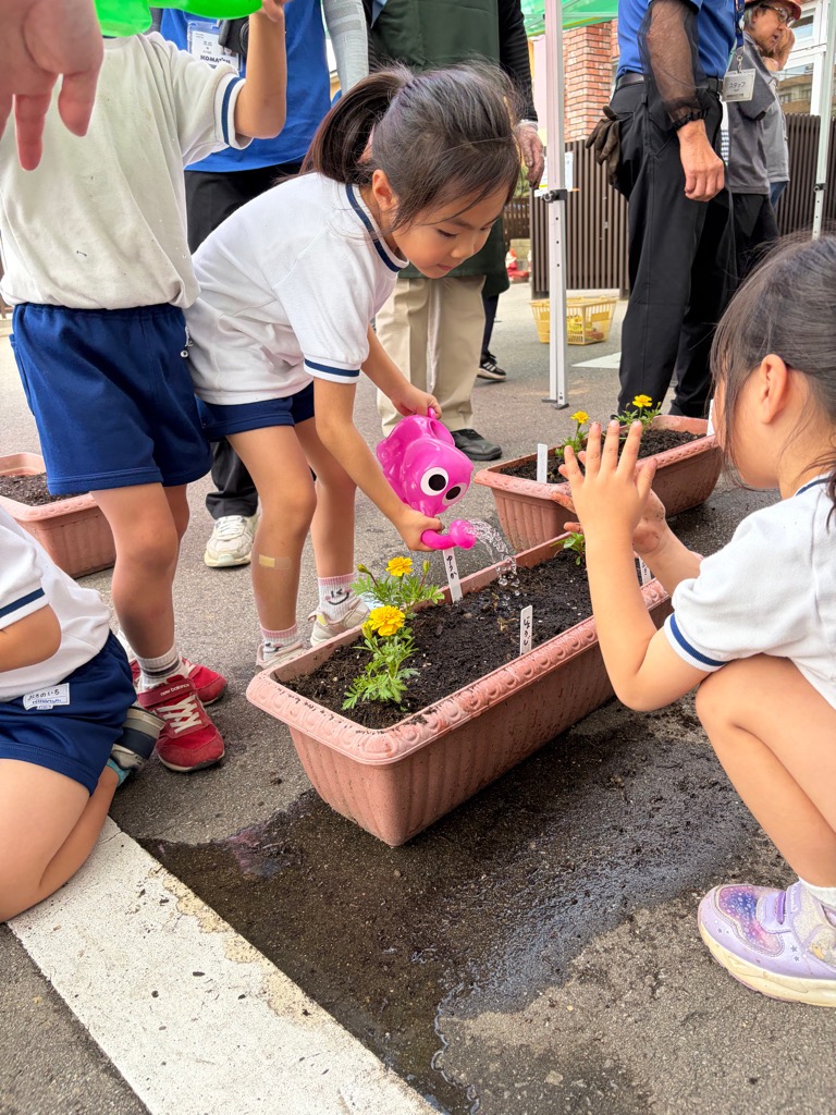 苗に水をあげる園児