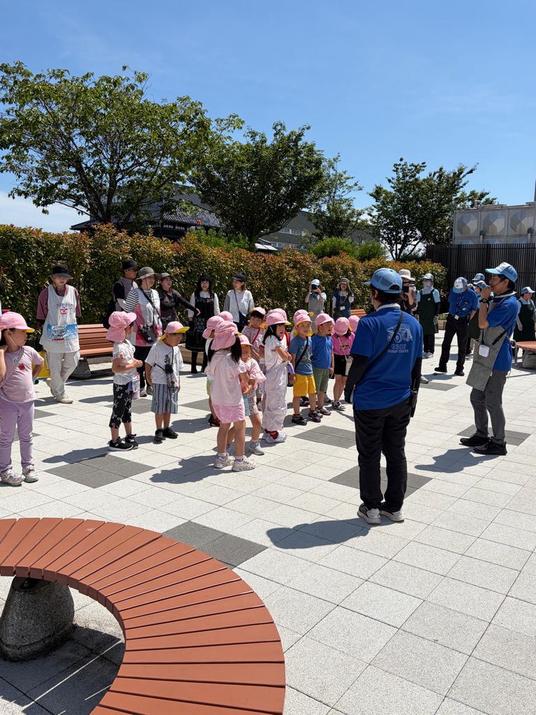 挨拶をする寺井先生と園児