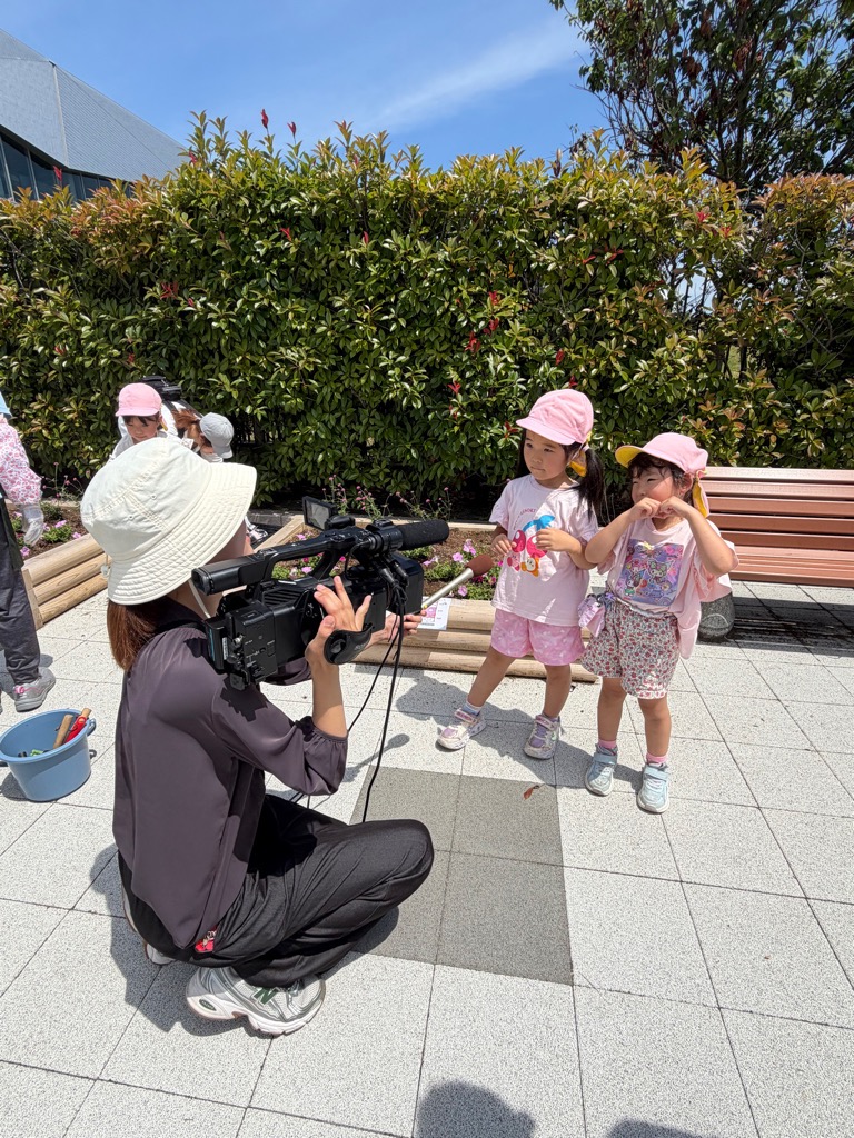 テレビの取材を受ける園児