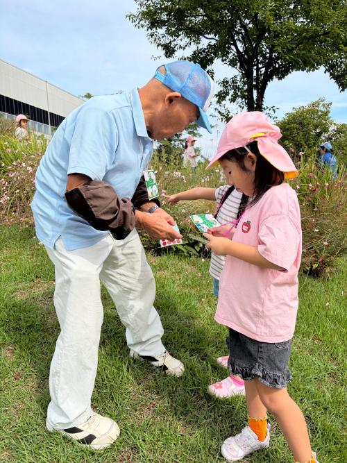 ナチュラルガーデンでクイズラリーをする園児達