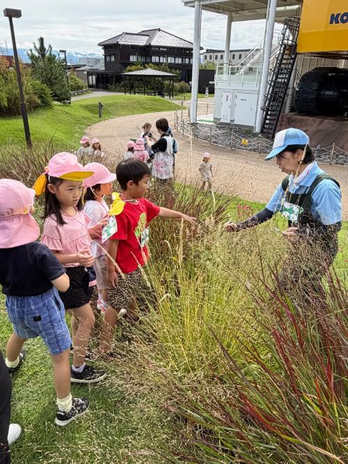 ナチュラルガーデンでクイズラリーをする園児達